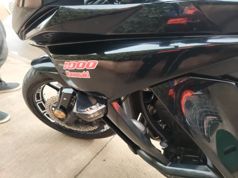 Moto deportiva Kawasaki Ninja 1000 negra - 4