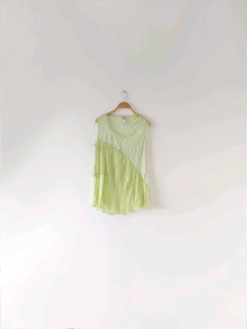 Blusa sin mangas verde claro con encaje