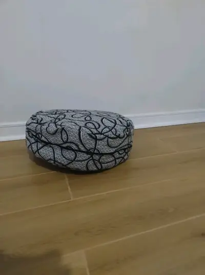 Puff redondo decorativo con diseño moderno - miniatura 1
