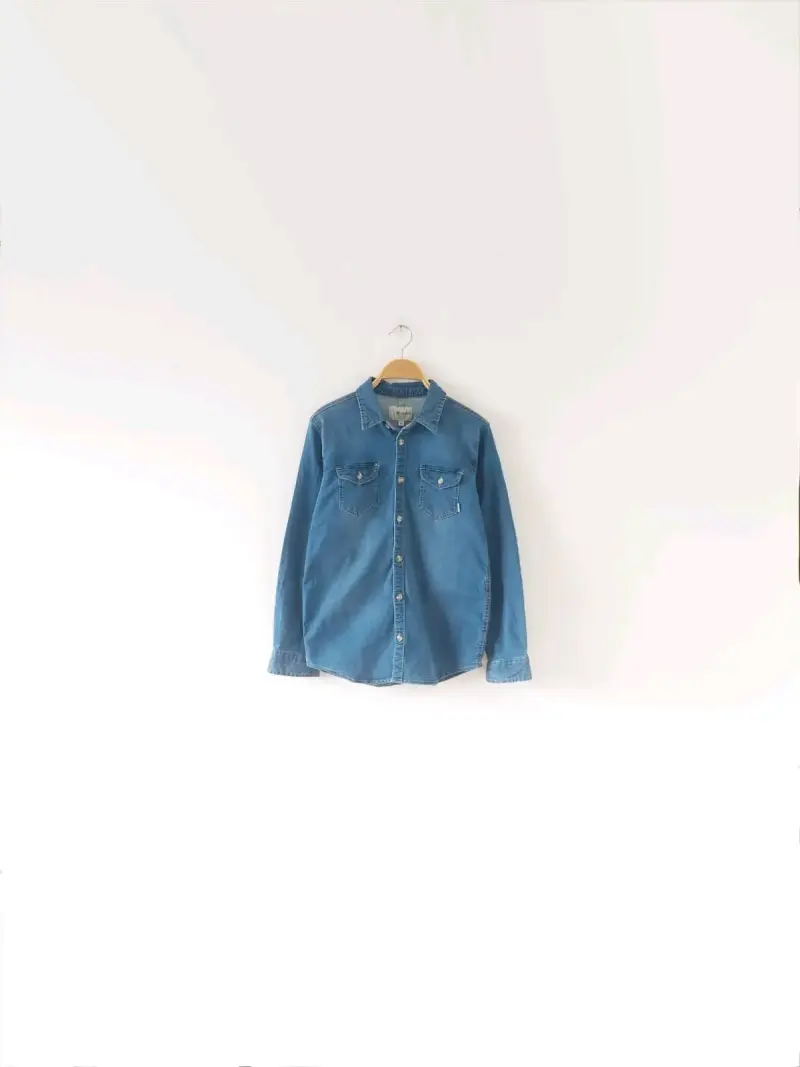 Camisa de mezclilla azul para mujer