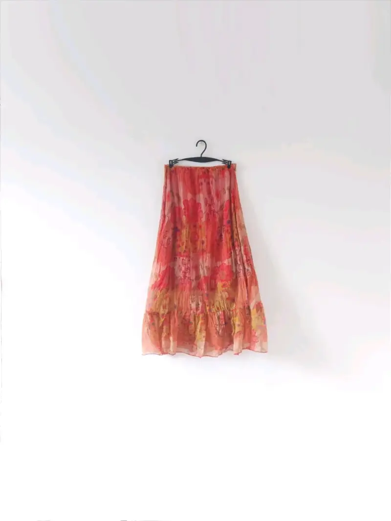 Falda larga estampada floral en tonos cálidos