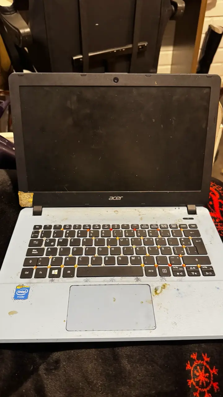 Laptop Acer con signos de uso para repuestos - 1