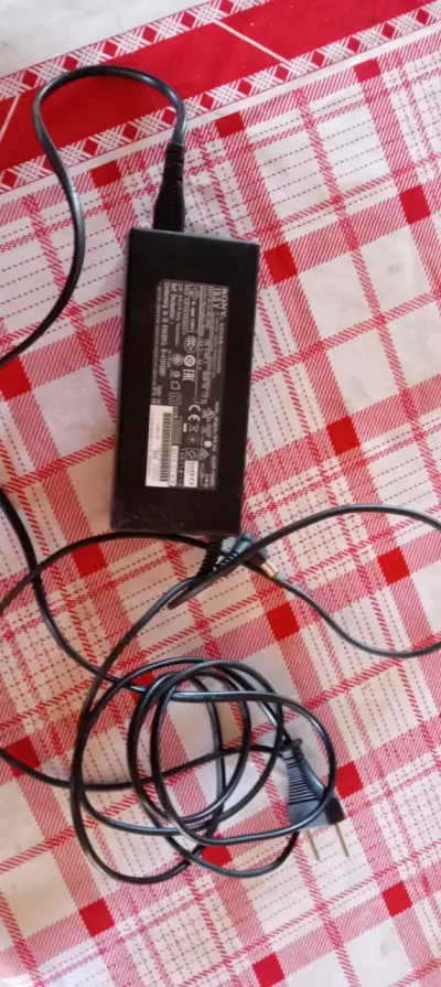 Cargador Sony 19.5V ACDP-100N01 para Laptop - miniatura 2