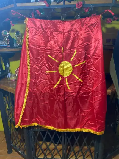 Capa de Disfraz Roja con Sol Dorado - miniatura 1