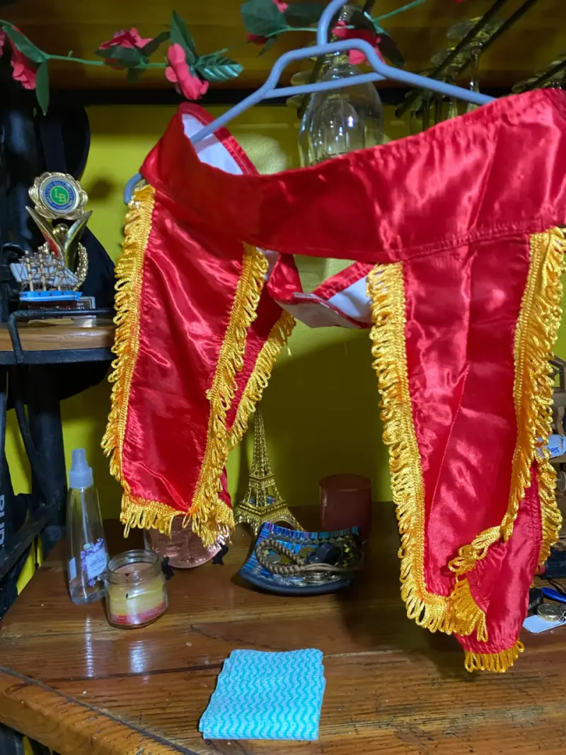 Capa de Disfraz Roja con Sol Dorado - 2