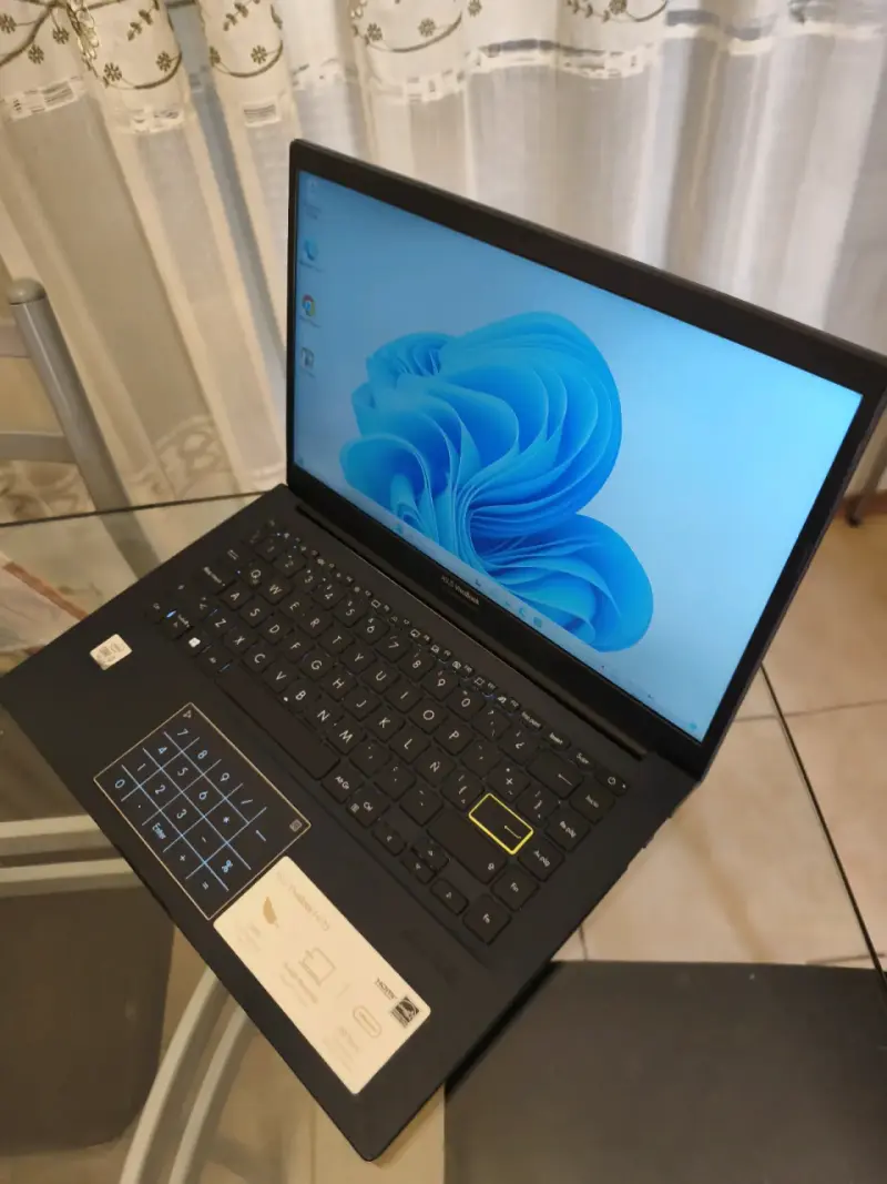 Notebook ASUS VivoBook 14 con Intel Core i3 - 4