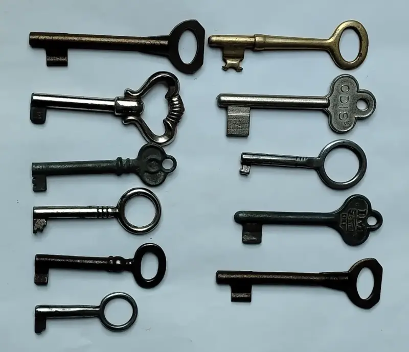 Lote de llaves antiguas de colección - 1