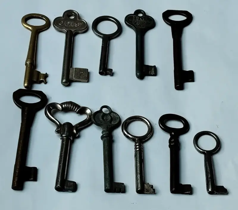 Lote de llaves antiguas de colección - 2
