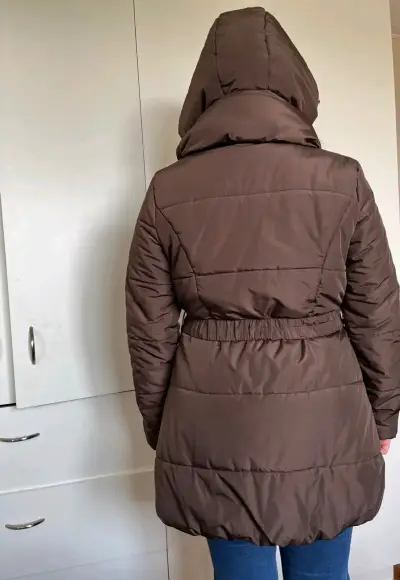 Abrigo largo acolchado marrón para mujer - miniatura 3