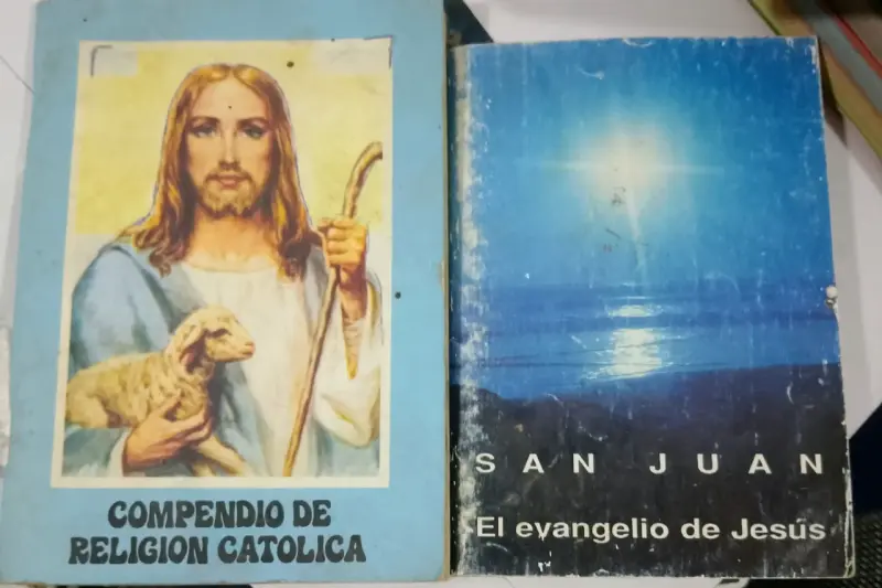 Lote de libros religiosos antiguos + estampitas - 5