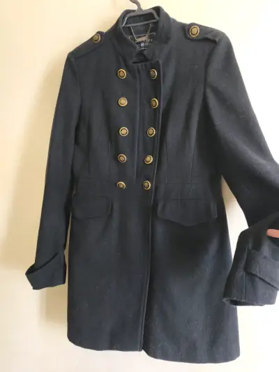 Abrigo negro militar Alaniz con botones dorados - miniatura 1