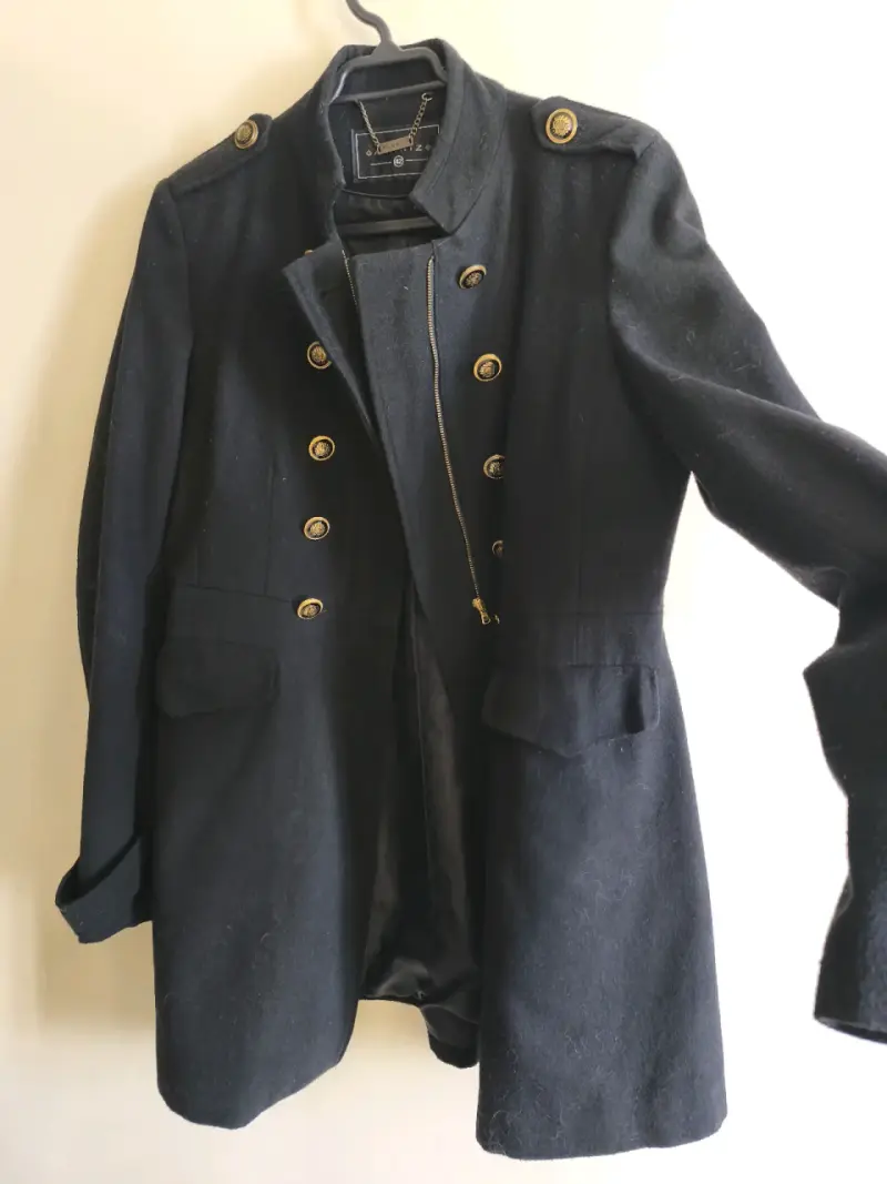 Abrigo negro militar Alaniz con botones dorados - 2