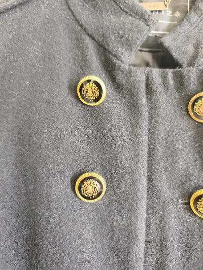 Abrigo negro militar Alaniz con botones dorados - miniatura 4