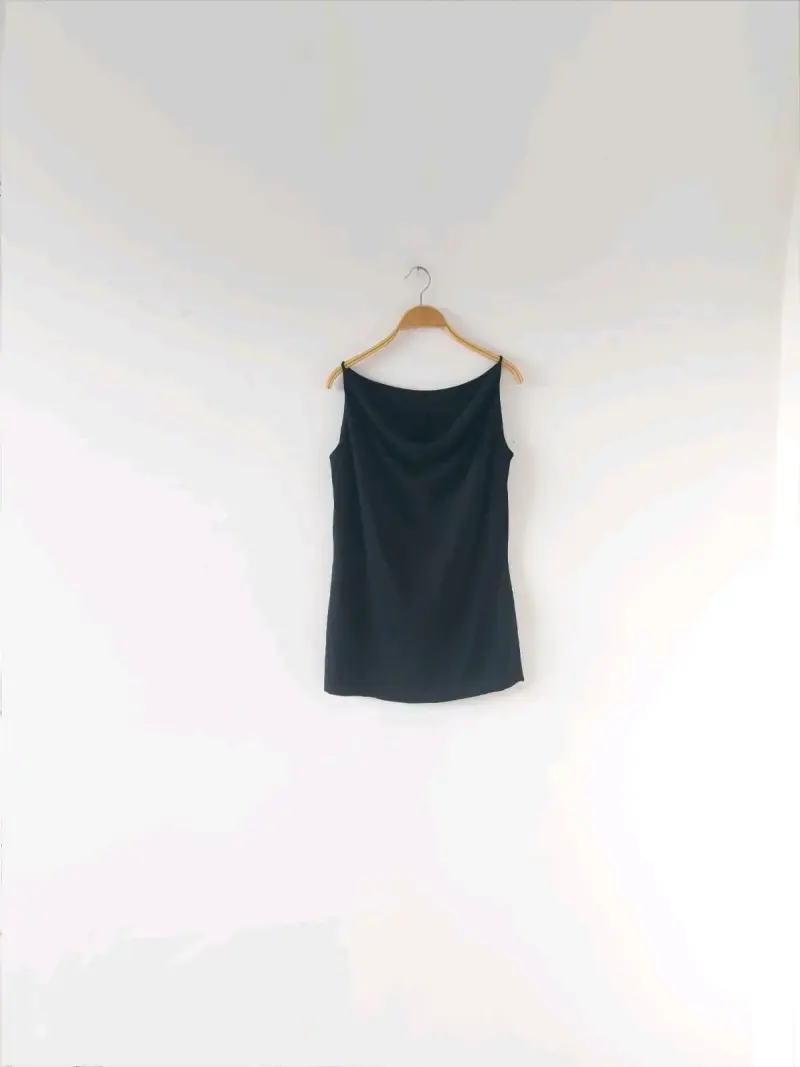 Polera negra sin mangas elegante
