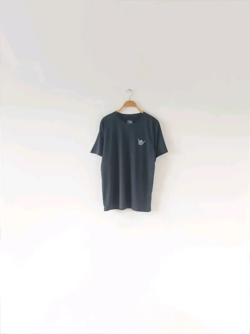 Polera negra deportiva