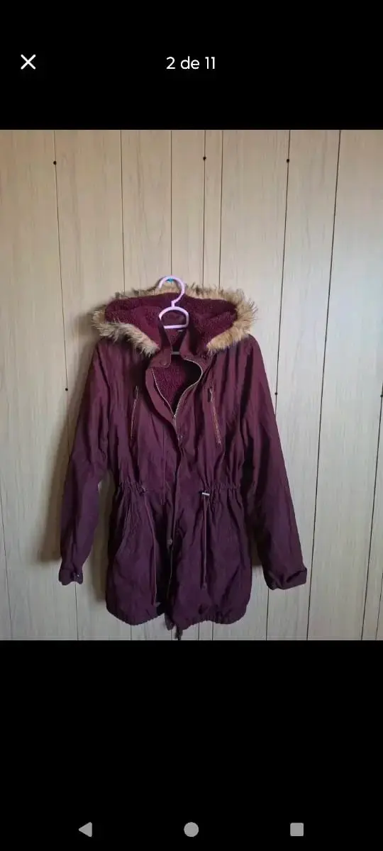 Parka burdeo con capucha de piel sintética