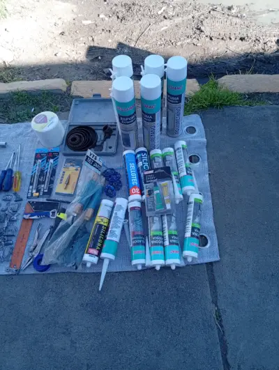 Kit de herramientas y materiales de construcción variados - miniatura 1