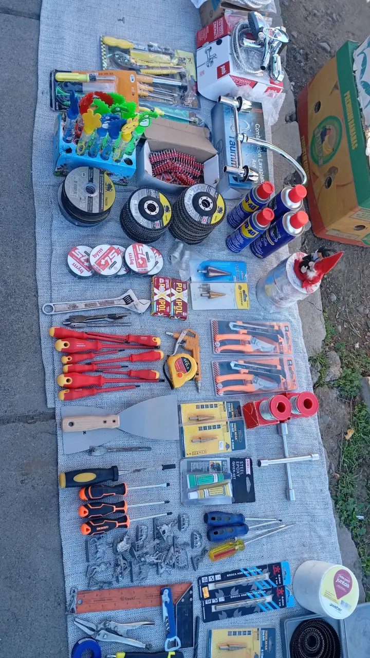 Kit de herramientas y materiales de construcción variados - 2