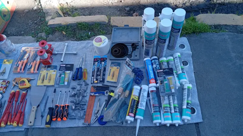 Kit de herramientas y materiales de construcción variados - 3