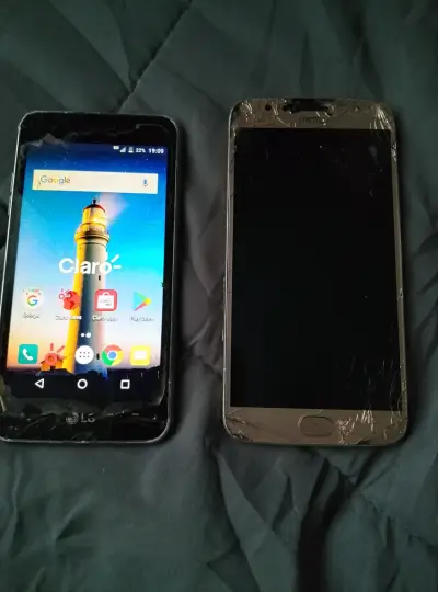 Dos teléfonos móviles LG y Motorola con pantalla rota - miniatura 1