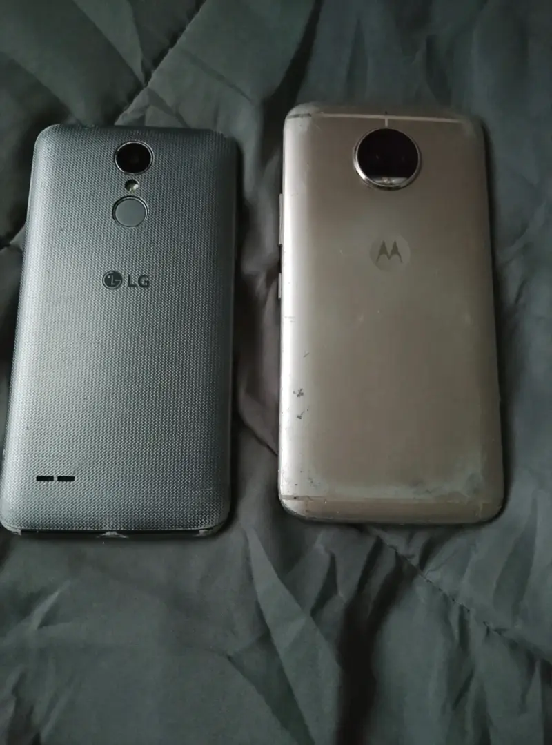Dos teléfonos móviles LG y Motorola con pantalla rota - 2
