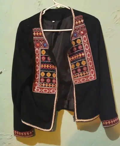 Chaqueta negra con bordados étnicos - miniatura 1