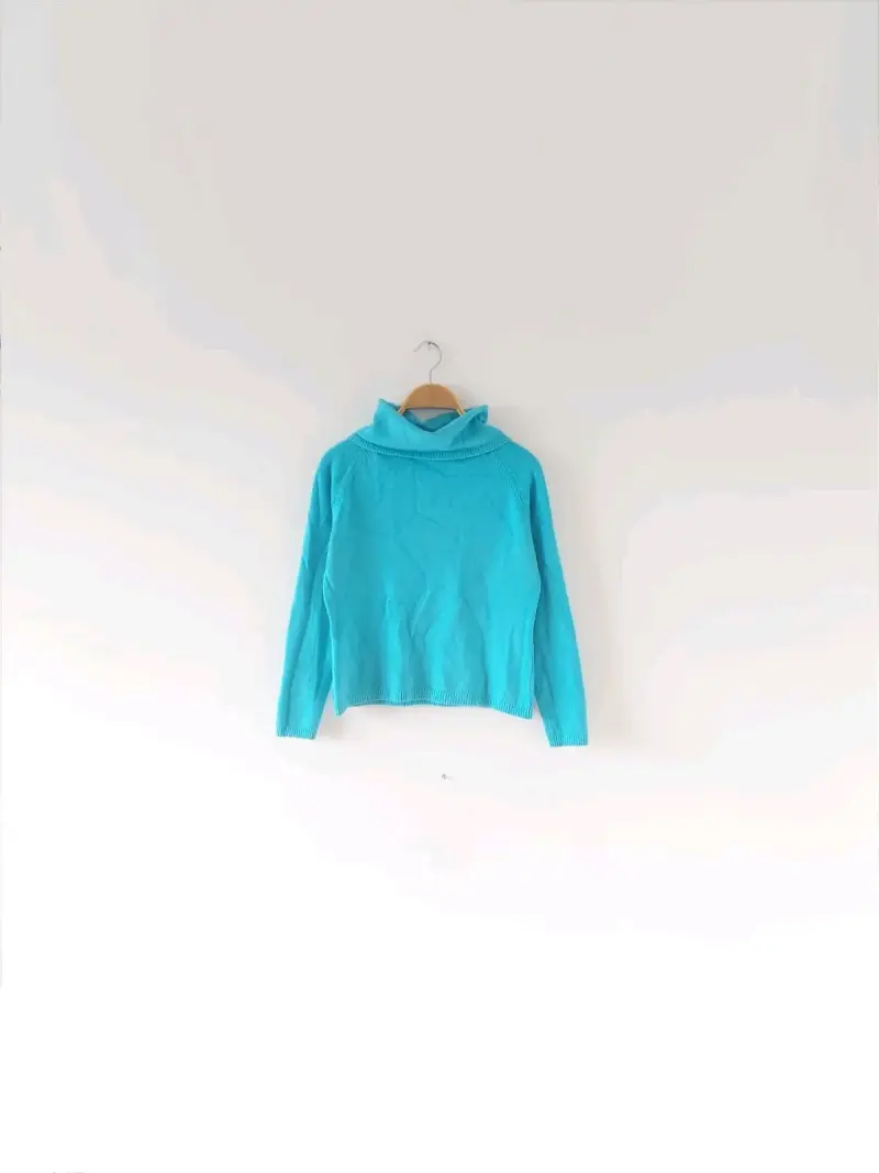 Suéter de cuello alto azul para mujer
