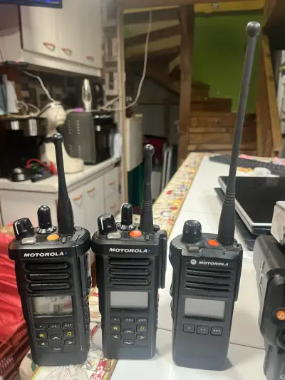 Radio Motorola APX 2000 800MHz usada - miniatura 2