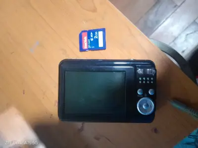 Cámara digital Fujifilm con tarjeta SD 2GB - miniatura 2