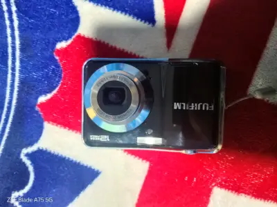 Cámara digital Fujifilm con tarjeta SD 2GB - miniatura 3