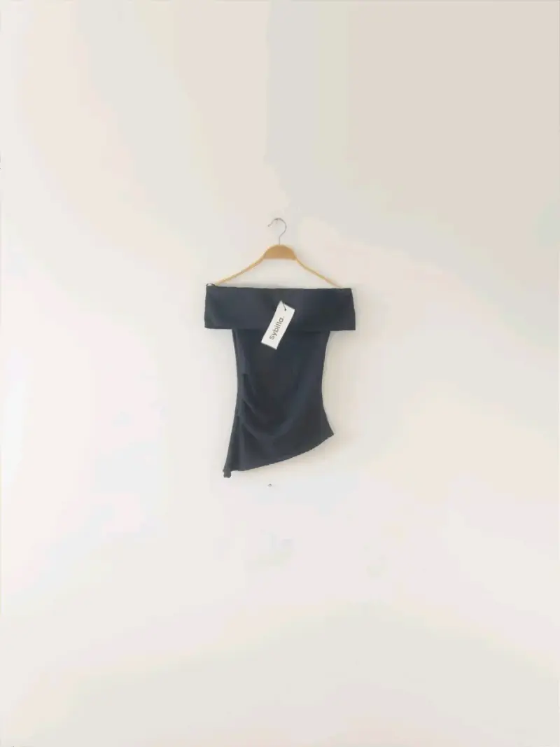 Polera asimétrico estilo off-shoulder