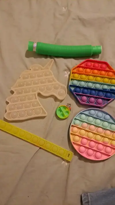Set de juguetes sensoriales Pop It y tubo luminoso - miniatura 1