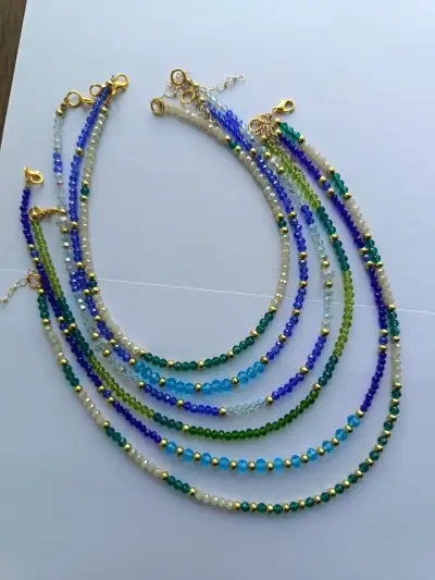 Collares de cuentas multicolores con detalles dorados - miniatura 1