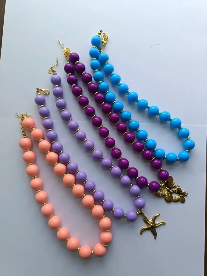 Collares de cuentas multicolores con detalles dorados - 2