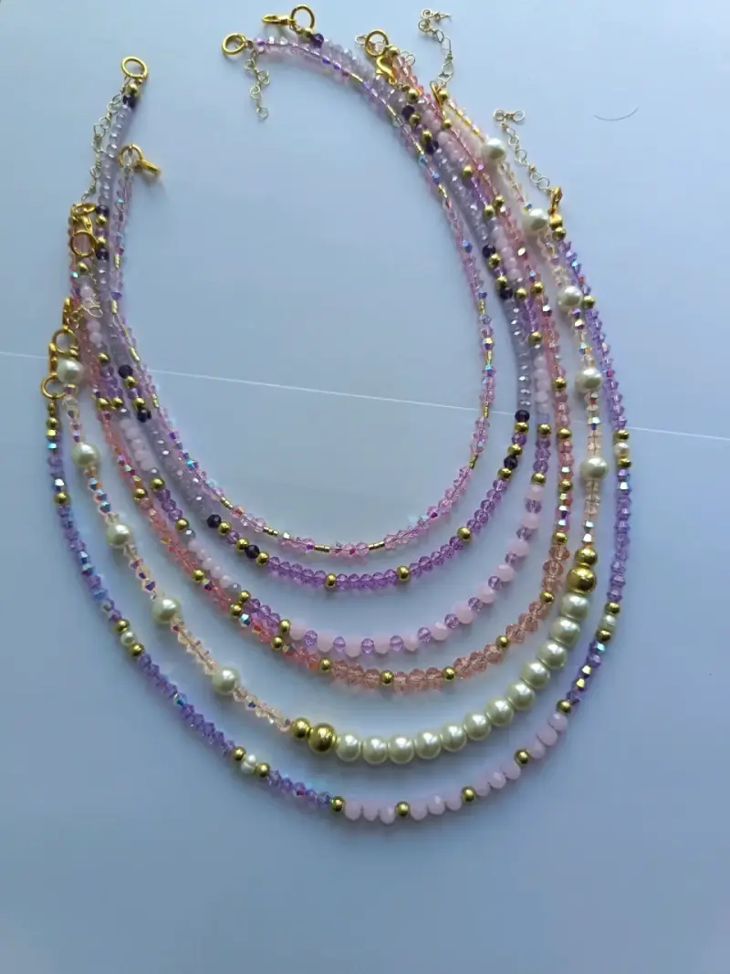 Collares de cuentas multicolores con detalles dorados - 3