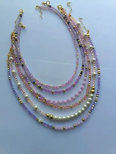 Collares de cuentas multicolores con detalles dorados - miniatura 3