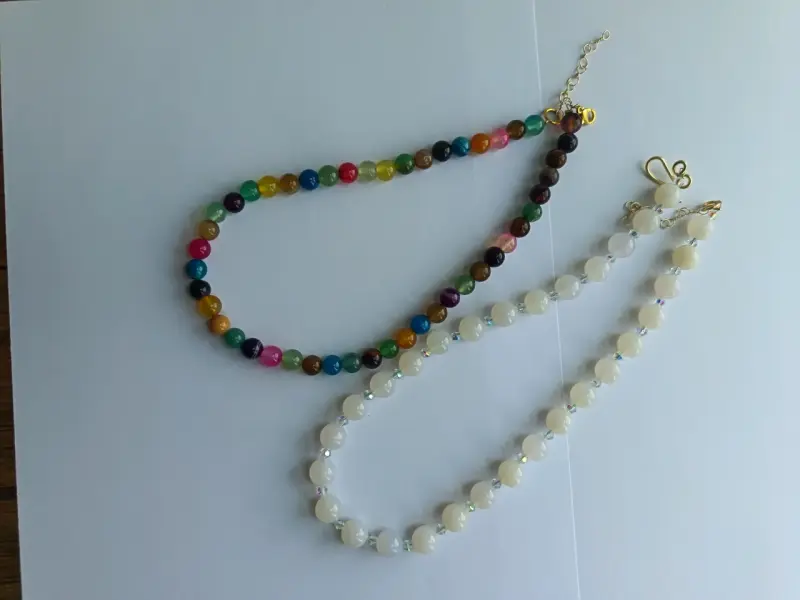 Collares de cuentas multicolores con detalles dorados - 4