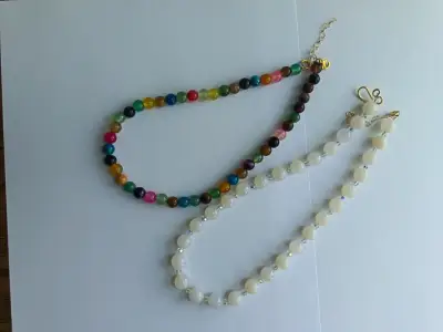 Collares de cuentas multicolores con detalles dorados - miniatura 4
