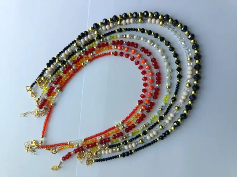 Collares de cuentas multicolores con detalles dorados - 5