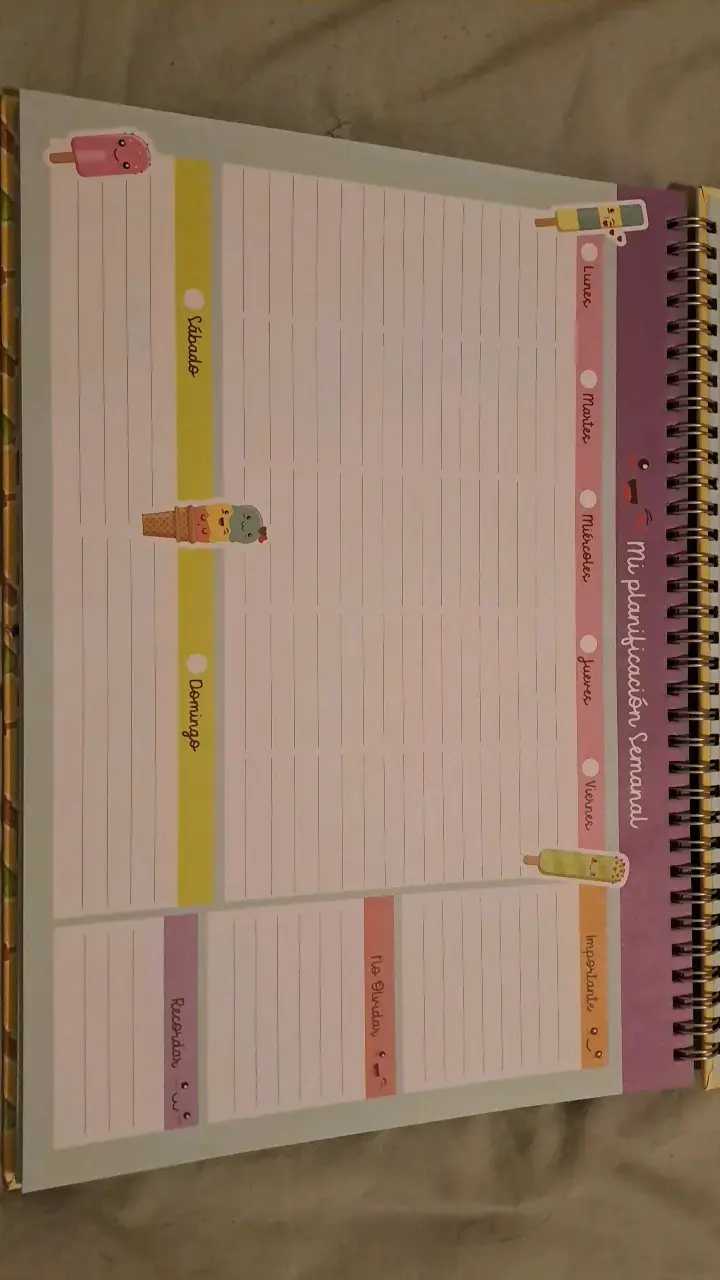 Planificador semanal y post its de colores. - 2