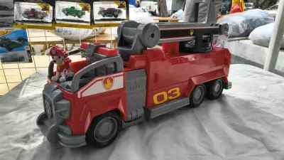 Camión de Bomberos de Juguete con Figura - miniatura 1