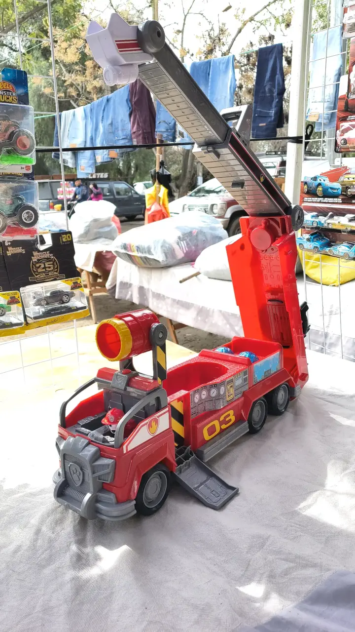 Camión de Bomberos de Juguete con Figura - 2