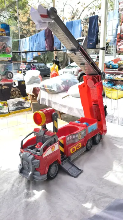 Camión de Bomberos de Juguete con Figura - miniatura 2