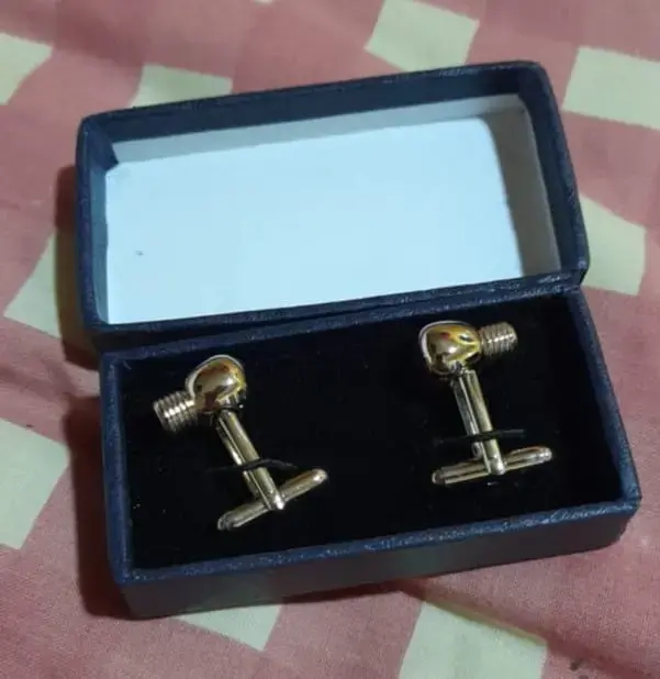 Gemelos de metal plateado en caja
