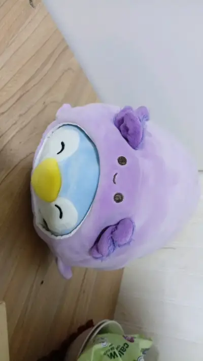 Peluche pingüino morado suave y adorable - miniatura 1