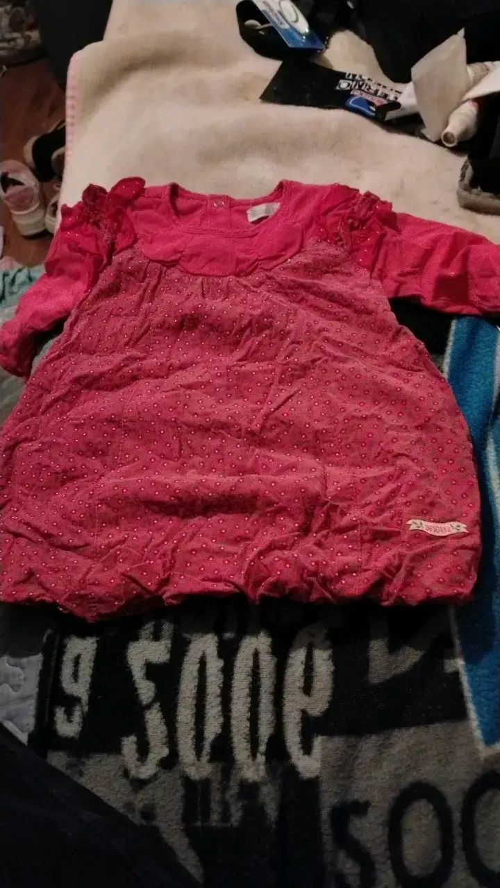 Vestido rojo para niña con detalles de encaje