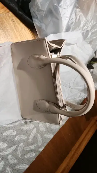 Bolso de mano beige elegante - miniatura 1