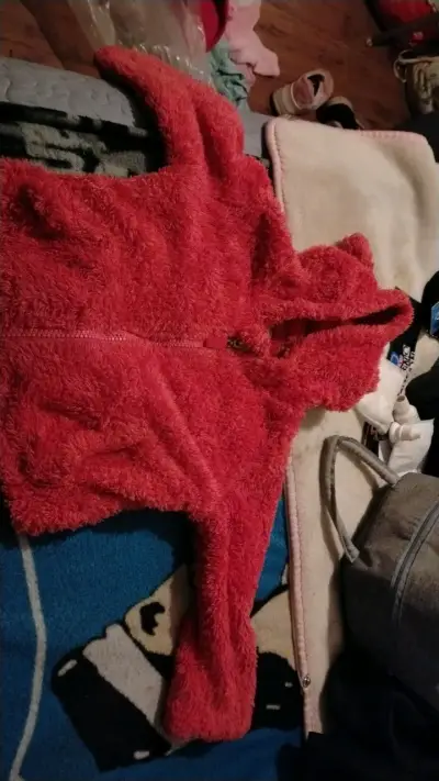 Chaqueta de felpa roja con capucha para niños - miniatura 1