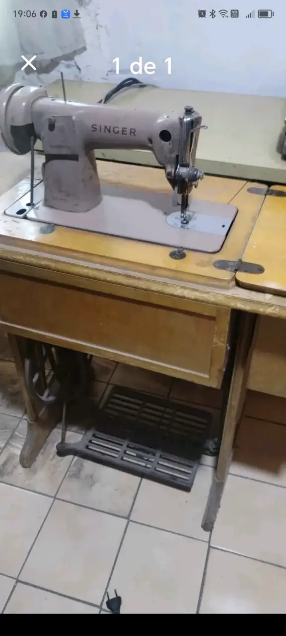 Máquina de Coser Singer Antigua con Mesa