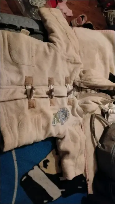 Abrigo de bebé beige con diseño bordado - miniatura 1